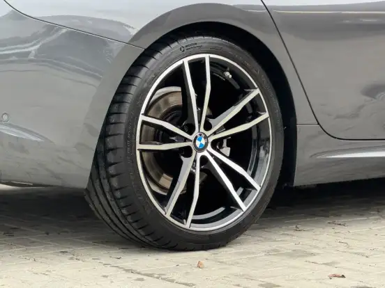 BMW-320i-2021