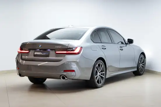 BMW-320i-2022