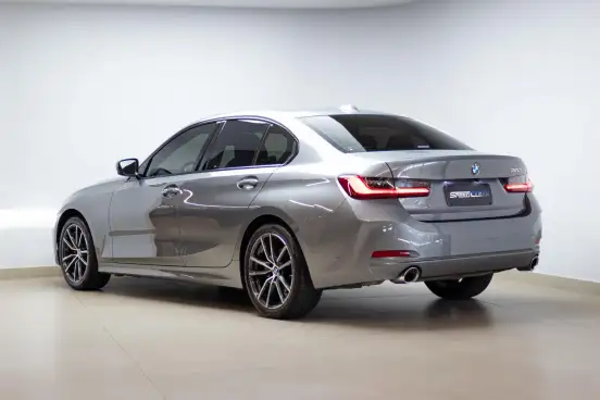 BMW-320i-2022