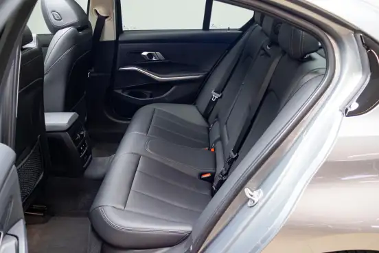 BMW-320i-2022