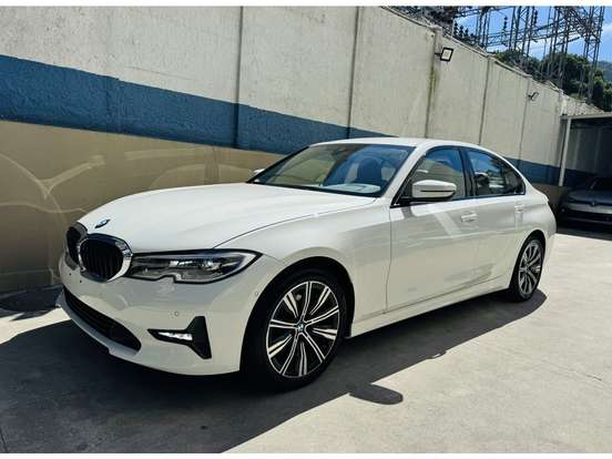 BMW-320i-2022