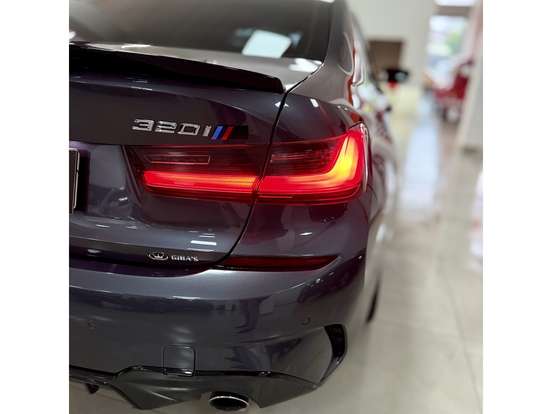 BMW-320i-2021