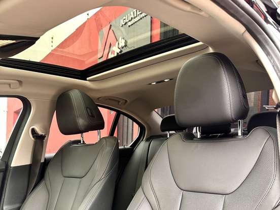 BMW-320i-2024