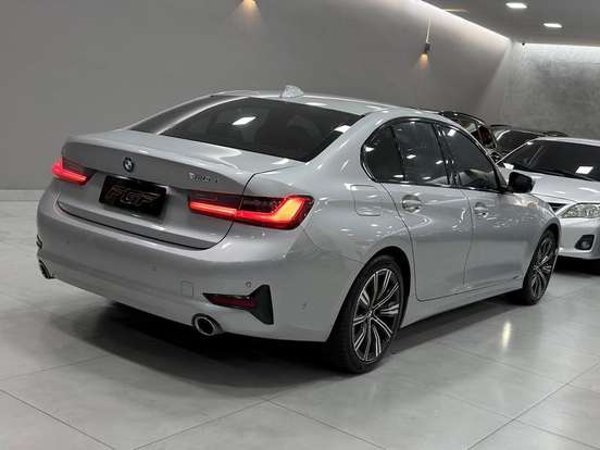 BMW-320i-2020