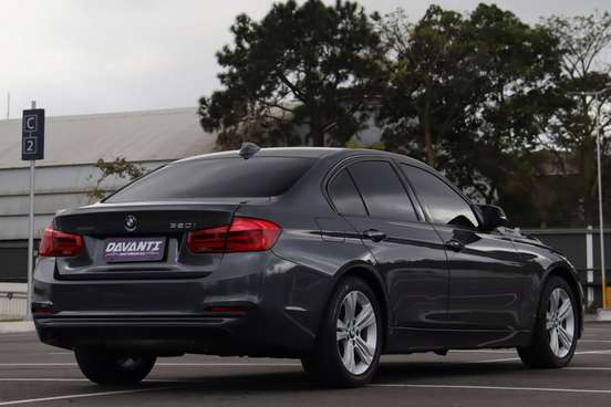 BMW-320i-2017