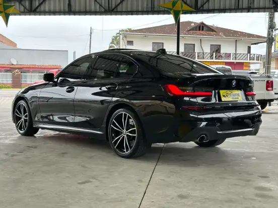 BMW-330e-2020