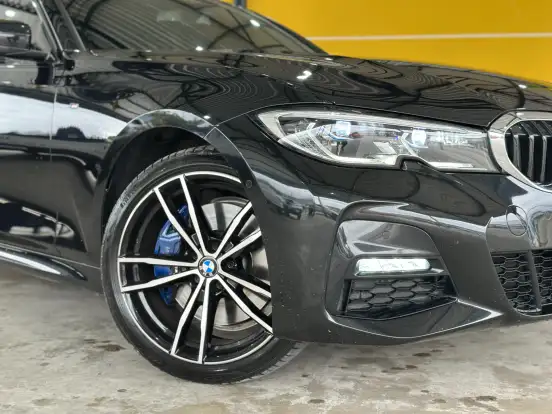 BMW-330e-2020
