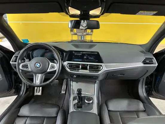 BMW-330e-2020