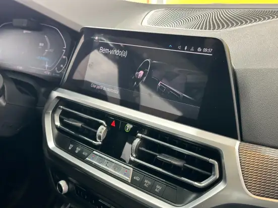 BMW-330e-2020