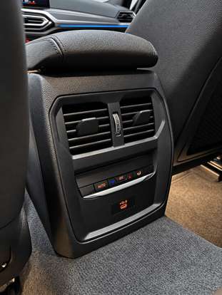 BMW-330e-2022