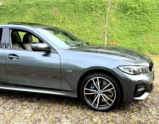 BMW-330e-2022