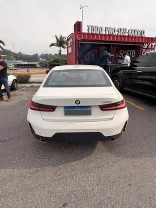 BMW-320i-2023