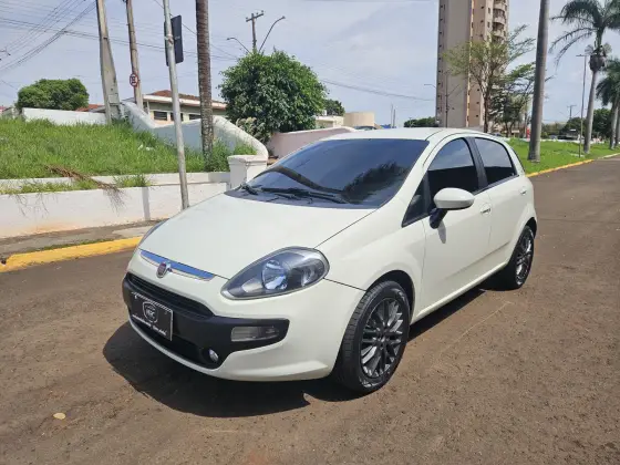FIAT PUNTO 1.6 ESSENCE 16V FLEX 4P MANUAL