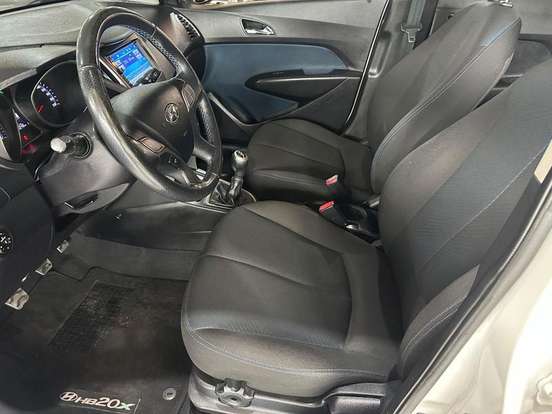 HYUNDAI-HB20X-1.6 16V STYLE FLEX 4P MANUAL HYUNDAI-HB20X-2015
