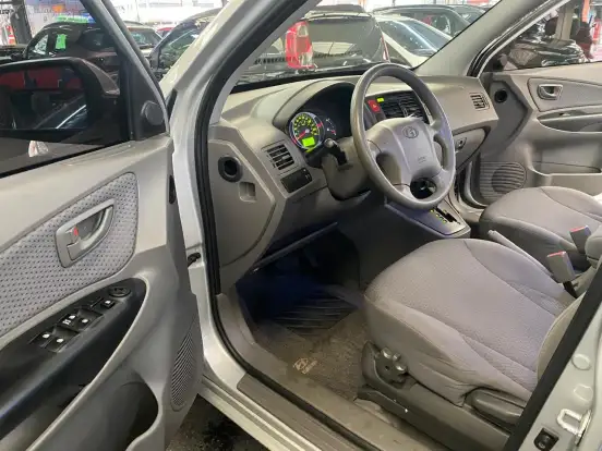 HYUNDAI-TUCSON-2.0 MPFI GL 16V 142CV 2WD GASOLINA 4P AUTOMÁTICO HYUNDAI-TUCSON-2010