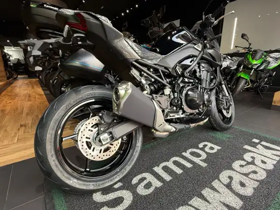 KAWASAKI-Z900-2026