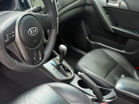 KIA-CERATO-1.6 E.221 SEDAN 16V GASOLINA 4P AUTOMÁTICO KIA-CERATO-2010