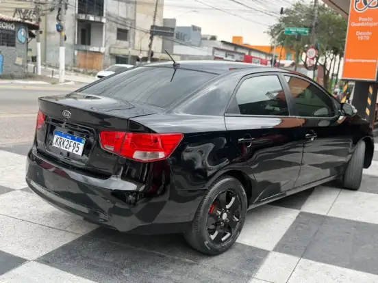 KIA-CERATO-1.6 E.221 SEDAN 16V GASOLINA 4P AUTOMÁTICO KIA-CERATO-2010