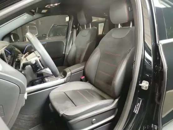 MERCEDES-BENZ-GLA 200-2025
