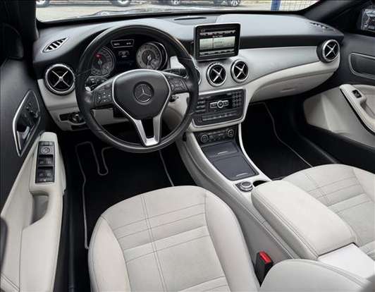 MERCEDES-BENZ-GLA 200-2015