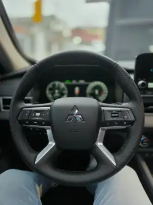 MITSUBISHI-OUTLANDER-2025