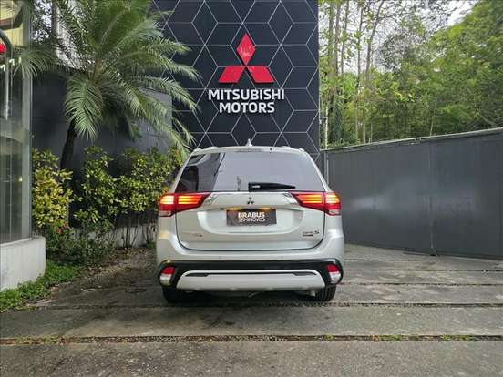 MITSUBISHI-OUTLANDER-2021