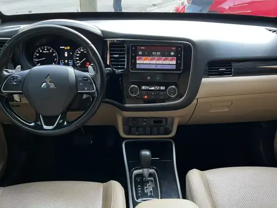 MITSUBISHI-OUTLANDER-3.0 GT 4X4 V6 24V GASOLINA 4P AUTOMÁTICO MITSUBISHI-OUTLANDER-2017