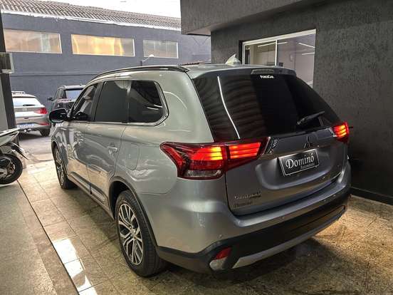MITSUBISHI-OUTLANDER-3.0 GT 4X4 V6 24V GASOLINA 4P AUTOMÁTICO MITSUBISHI-OUTLANDER-2015
