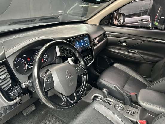MITSUBISHI-OUTLANDER-3.0 GT 4X4 V6 24V GASOLINA 4P AUTOMÁTICO MITSUBISHI-OUTLANDER-2015