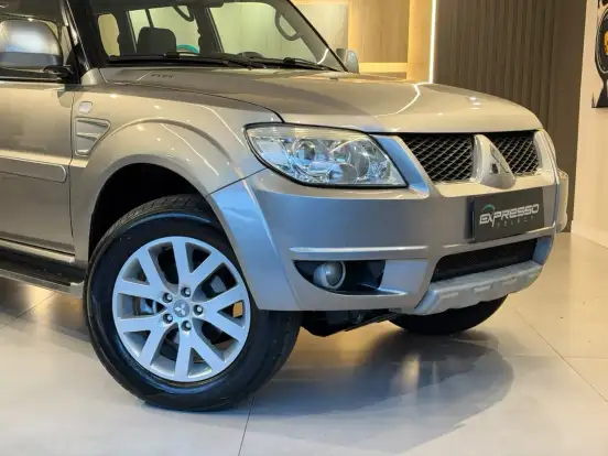 MITSUBISHI-PAJERO TR4-2.0 4X4 16V 140CV FLEX 4P AUTOMÁTICO MITSUBISHI-PAJERO TR4-2011