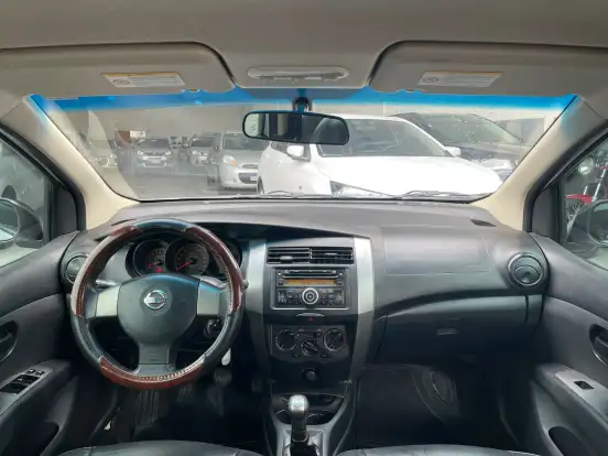 NISSAN-LIVINA-2011