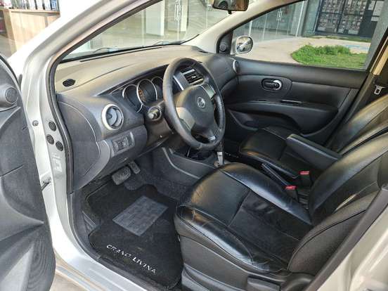 NISSAN-LIVINA-2011