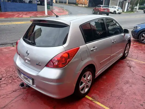 NISSAN-TIIDA-2012