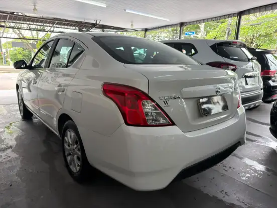 NISSAN-VERSA-2017