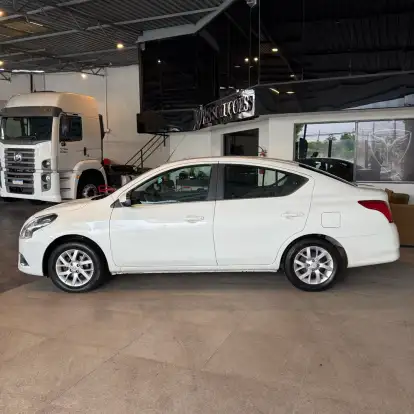 NISSAN-VERSA-2017