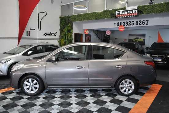 NISSAN-VERSA-2012