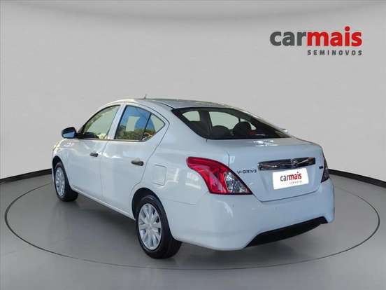 NISSAN-VERSA-2021