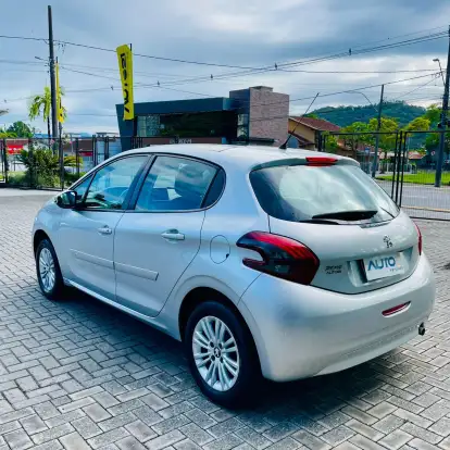 PEUGEOT-208-2018