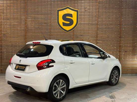 PEUGEOT-208-2016
