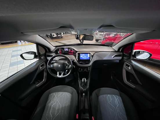 PEUGEOT-208-2017