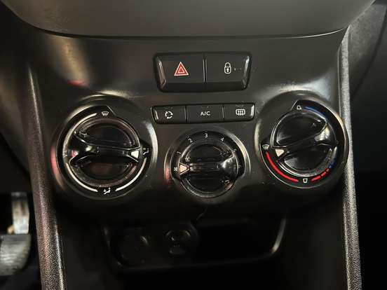 PEUGEOT-208-2017