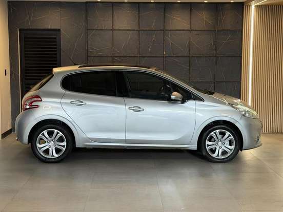 PEUGEOT-208-2015