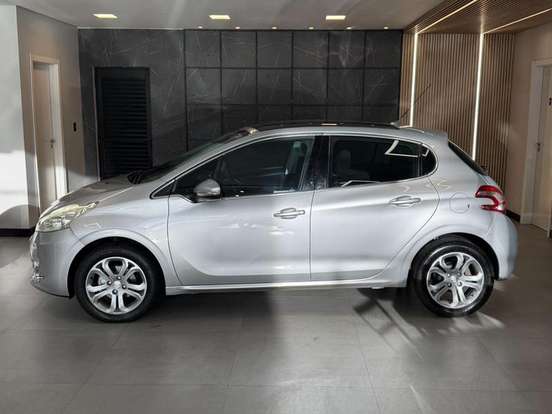 PEUGEOT-208-2015