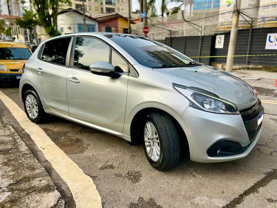 PEUGEOT-208-2019