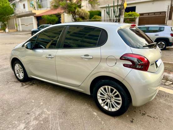 PEUGEOT-208-2019