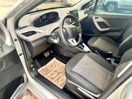 PEUGEOT-208-2019