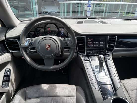 PORSCHE-PANAMERA-2011