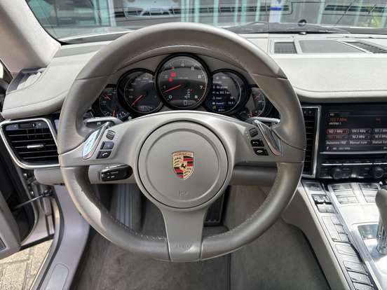 PORSCHE-PANAMERA-2011