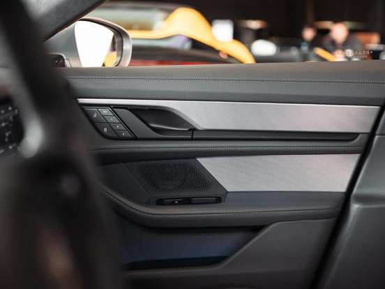 PORSCHE-TAYCAN-2023