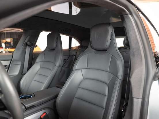 PORSCHE-TAYCAN-2023